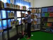 Santri Mengambil Buku Di Perpustakaan Alif Laam Miim